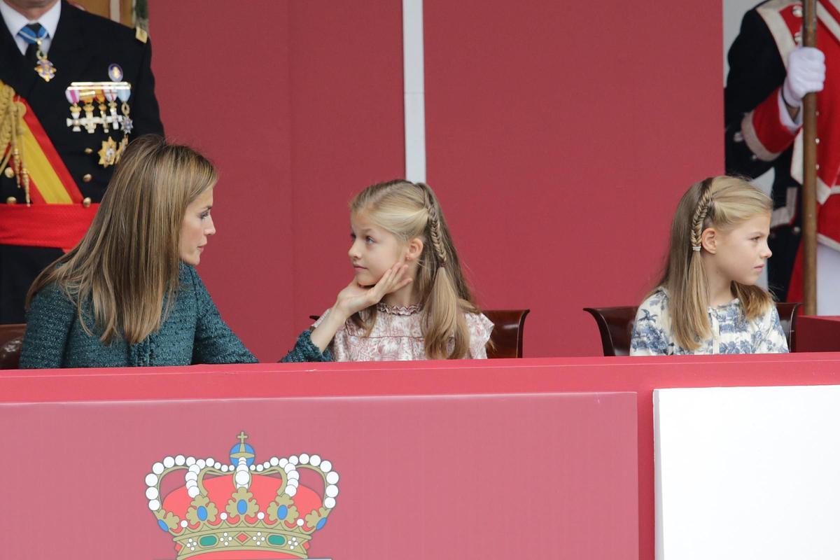 La princesa Leonor y la infanta Sofía en el desfile de la Hispanidad de 2014.