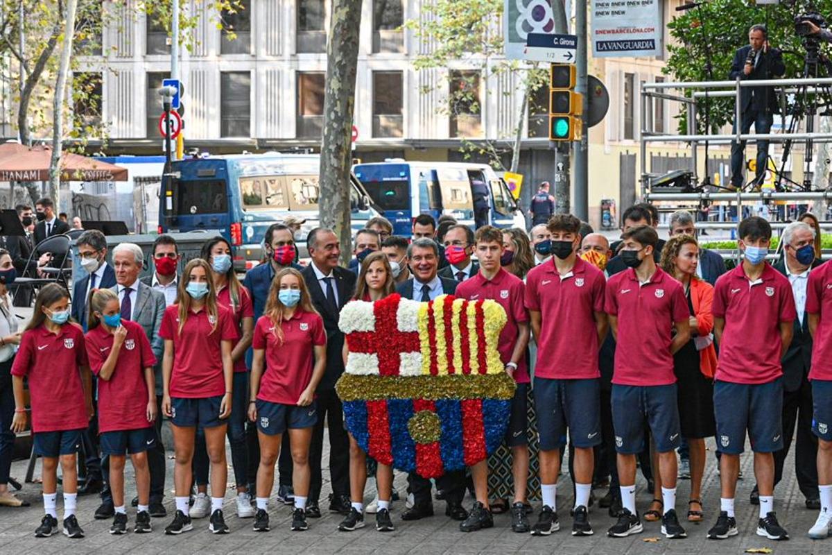El F.C. Barcelona, con Joan Laporta a la cabeza, durante la ofrenda floral en el monumento de Rafael Casanova.