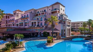 Sevilla tiene a poco más de una hora uno de los mejores hoteles 'todo incluido' para familias: en primera línea de playa, con piscinas, toboganes y spa