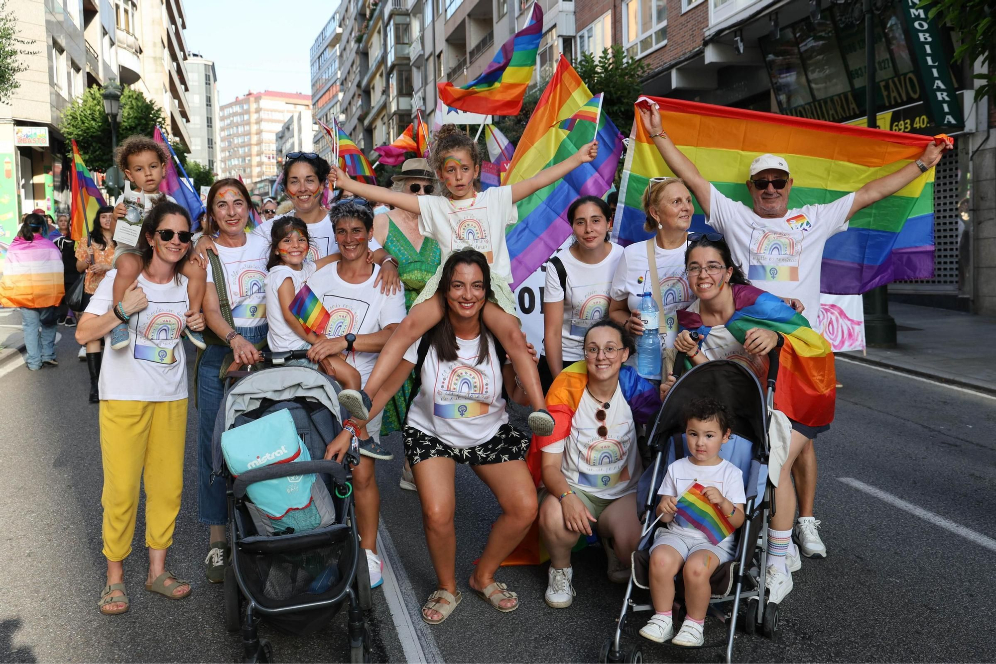 Una multitudinaria marcha celebra el Orgullo más colectivo en Vigo