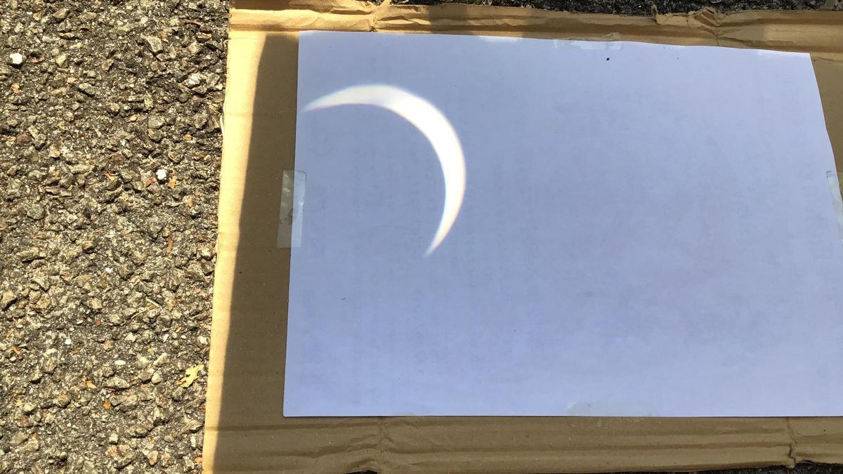 Eclipse parcial visto a través de un estenopo.