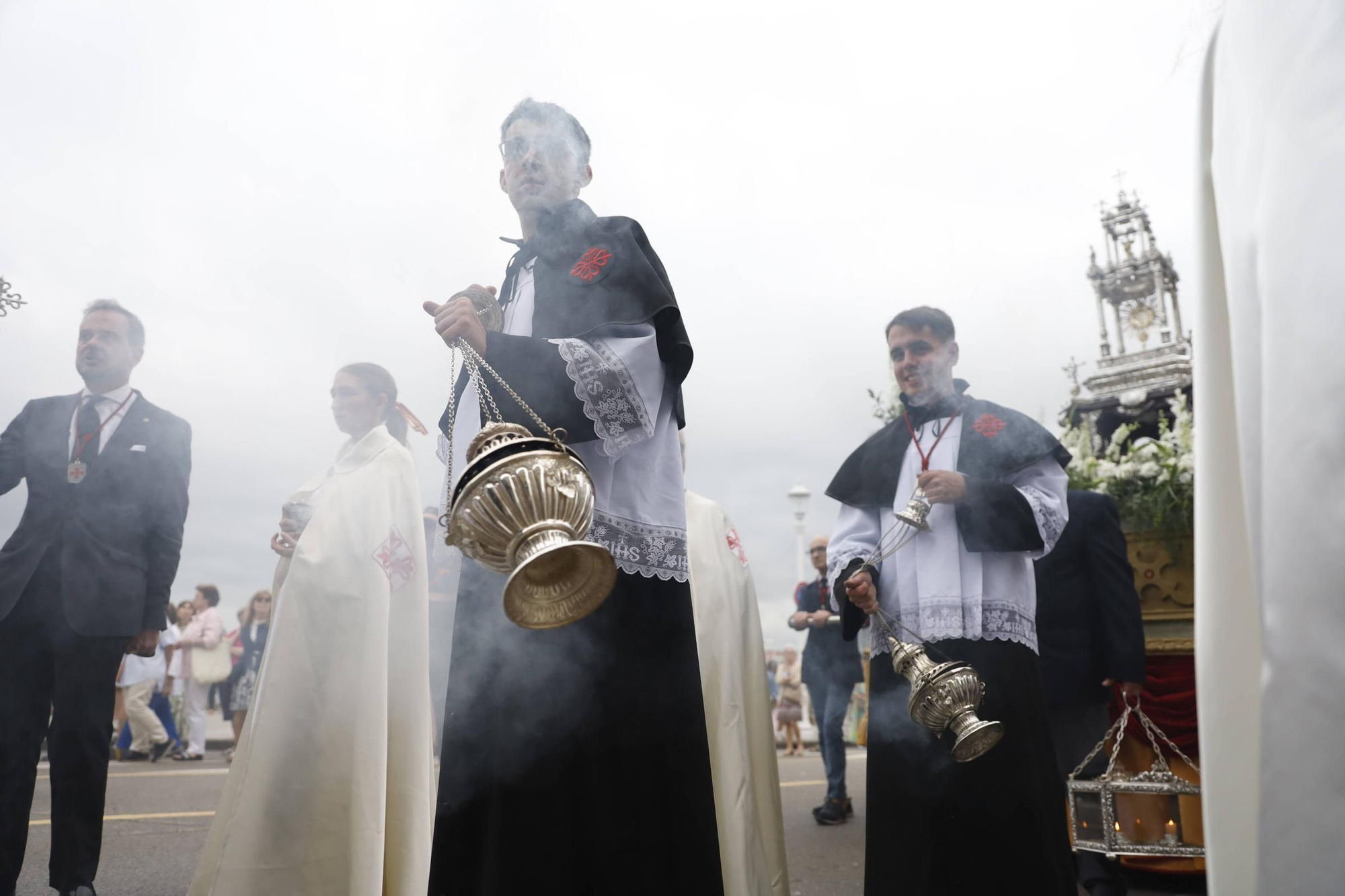 Pétalos, incienso, niños... así fue la procesión del Corpus Christi en Gijón (en imágenes)