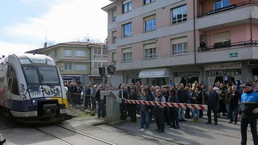 Vecinos de Posada manifestándose por el mal estado del paso a nivel durante la pasada Semana Santa.