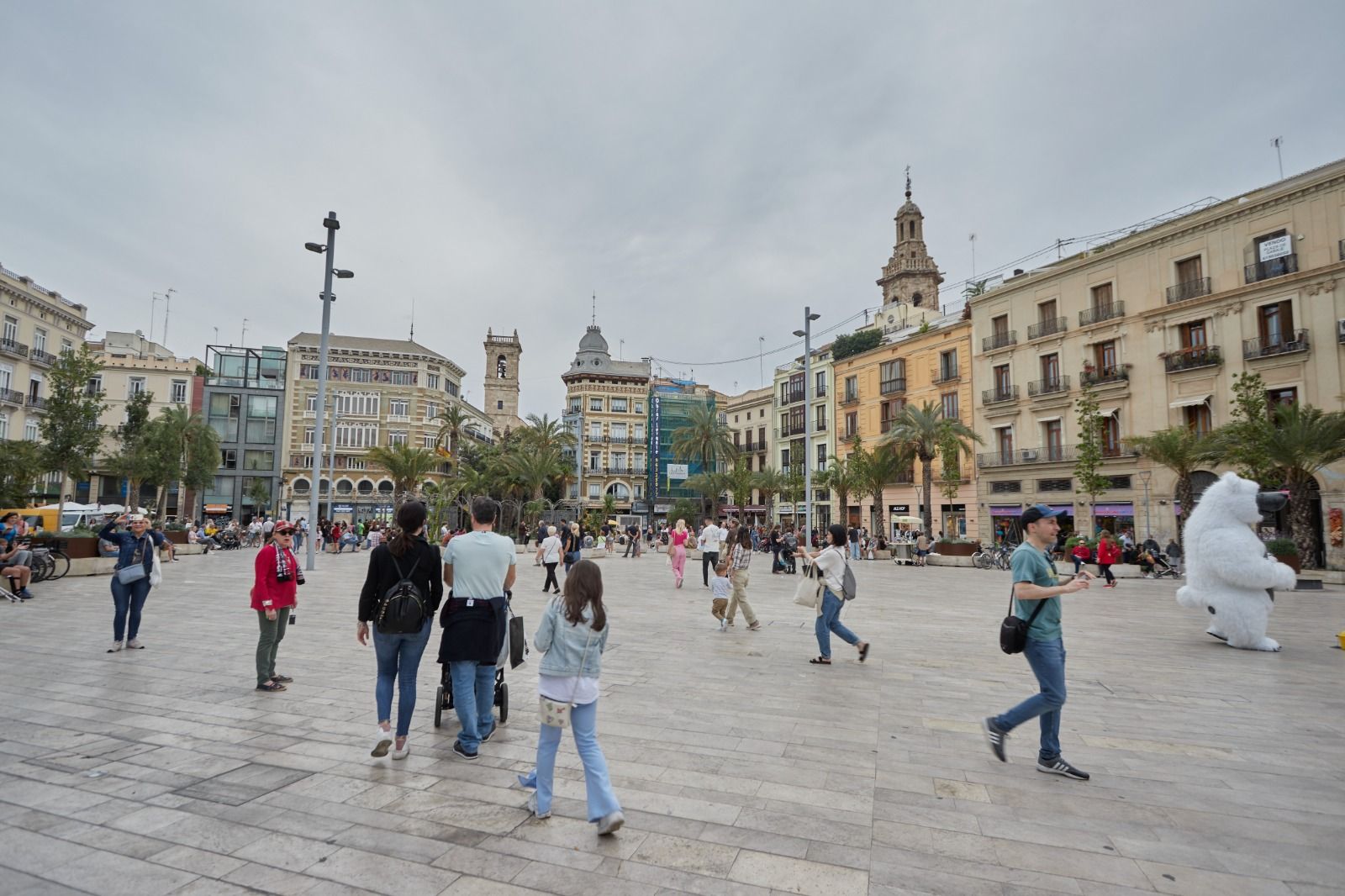 La plaza de la Reina continúa sin toldos pese a la ola de calor en València