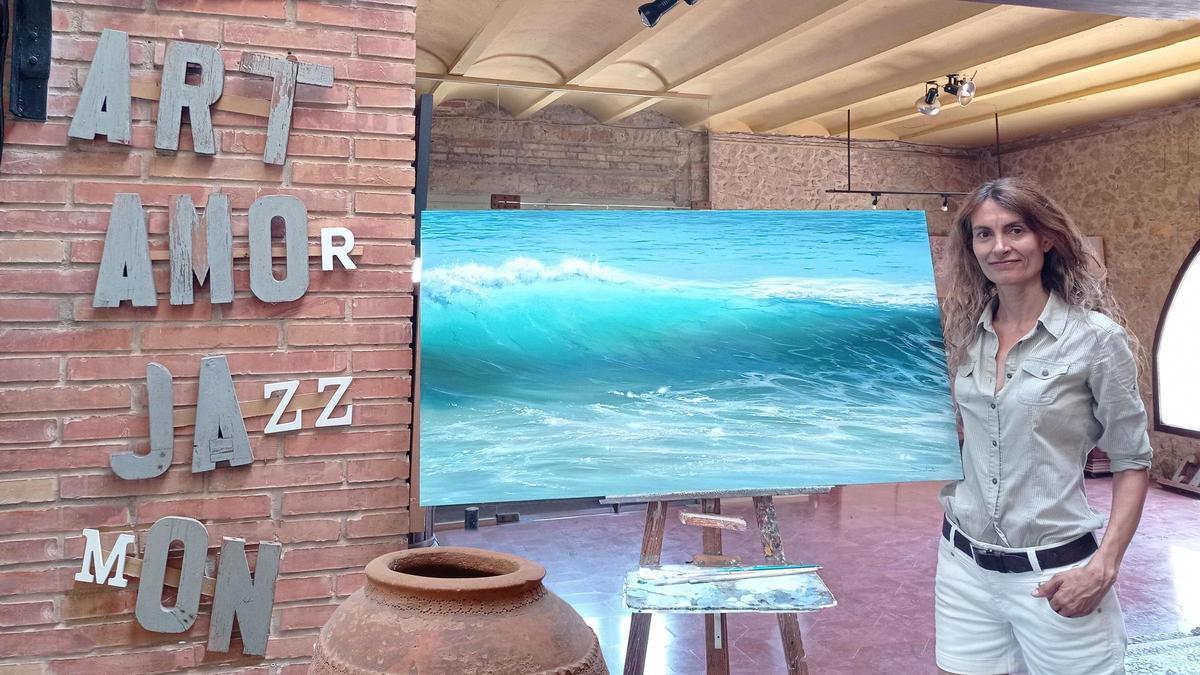 L'artista Beni Ballesta amb una de les peces que presenta a Sant Martí d'Empúries.