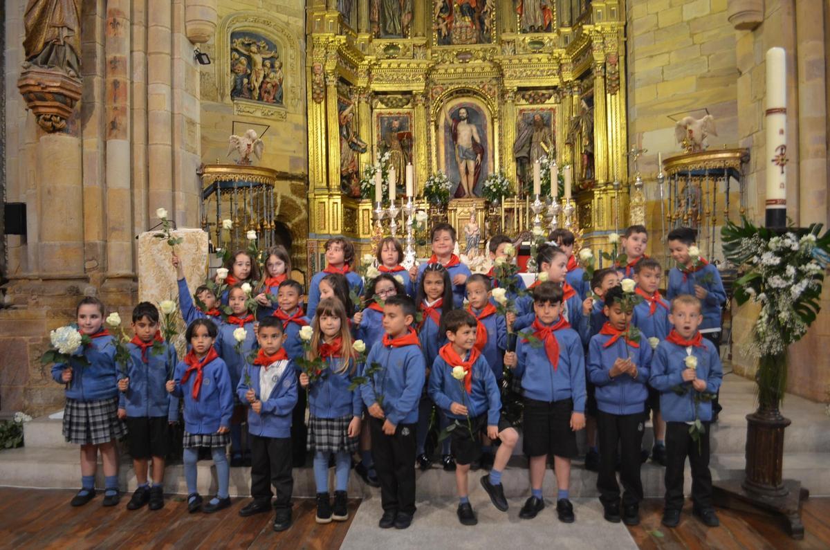Ofrenda floral del colegio San Vicente de Paúl de Benavente a la Virgen de la Vega, en imágenes
