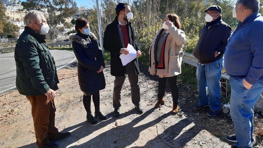 Concejales socialistas junto a vecinos de Camino del Colmenar