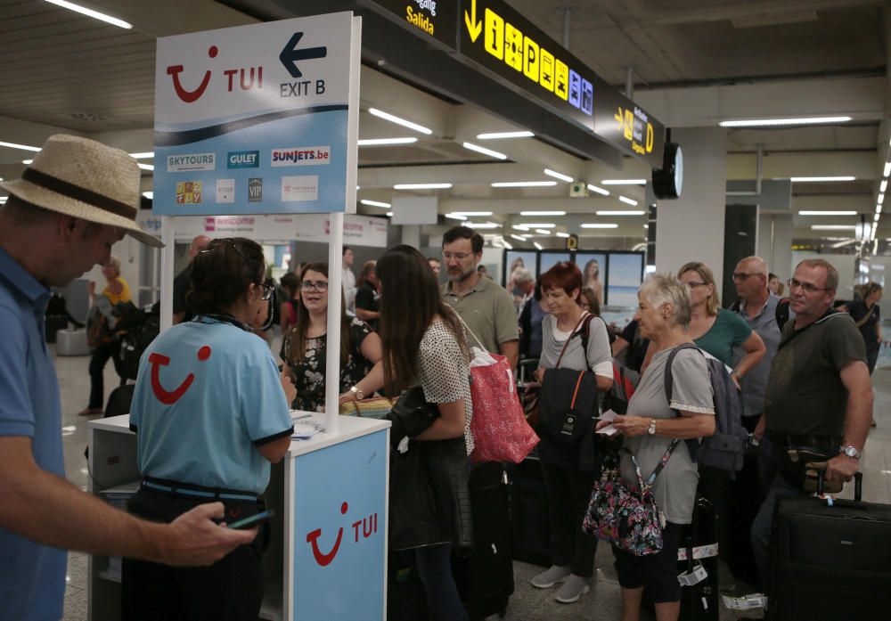 Protesta en el aeropuerto para denunciar "que el turismo mata a Mallorca"