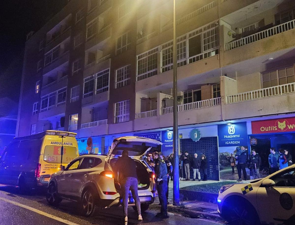 Vecinos y ambulancias 
en la acera al pie del
edificio siniestrado. 
|  FdV | | G. NÚÑEZ