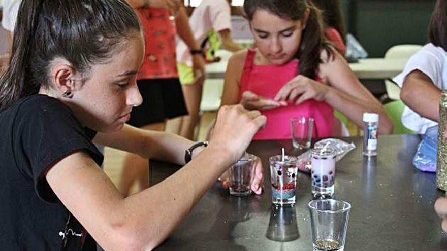 Muévete acerca el taller de Verano Activo &quot;Velas de gel&quot; de parafina a veinticinco niños benaventanos