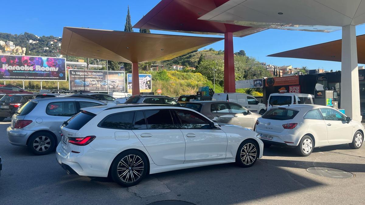 Colas en una gasolinera de Barcelona este martes 29 de abril