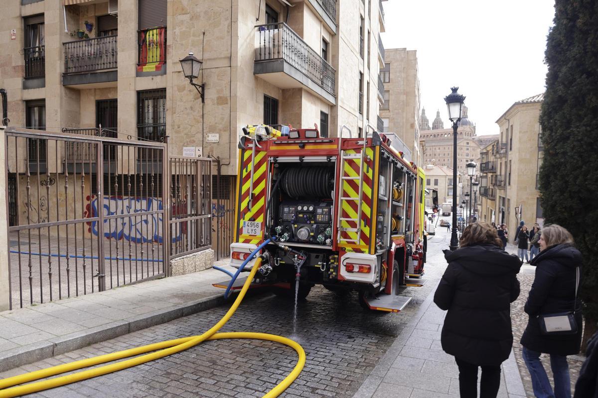 Camión de bomberos en el incendio.