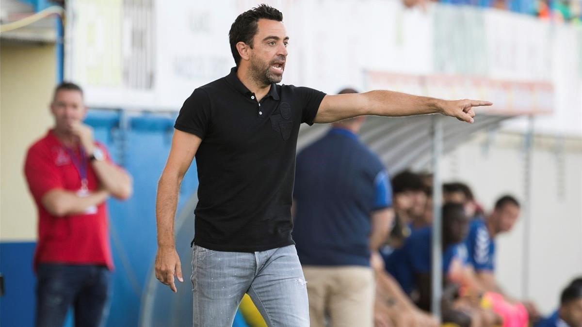 Xavi da instrucciones desde la banda a sus jugadores del Al-Sadd en Palamós.