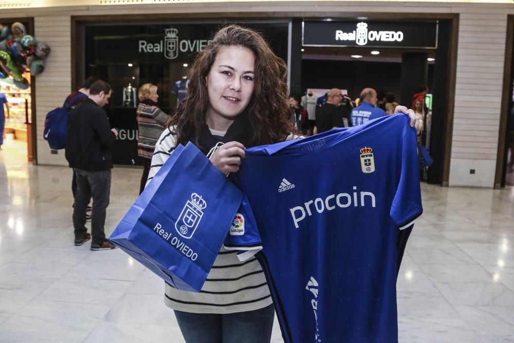 Primer día de venta de la nueva equipación del Real Oviedo