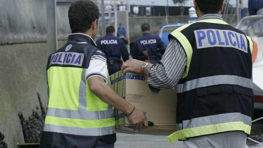 Efectivos de la Udyco en un operativo contra el narcotráfico en el puerto de A Coruña. Imagen de archivo