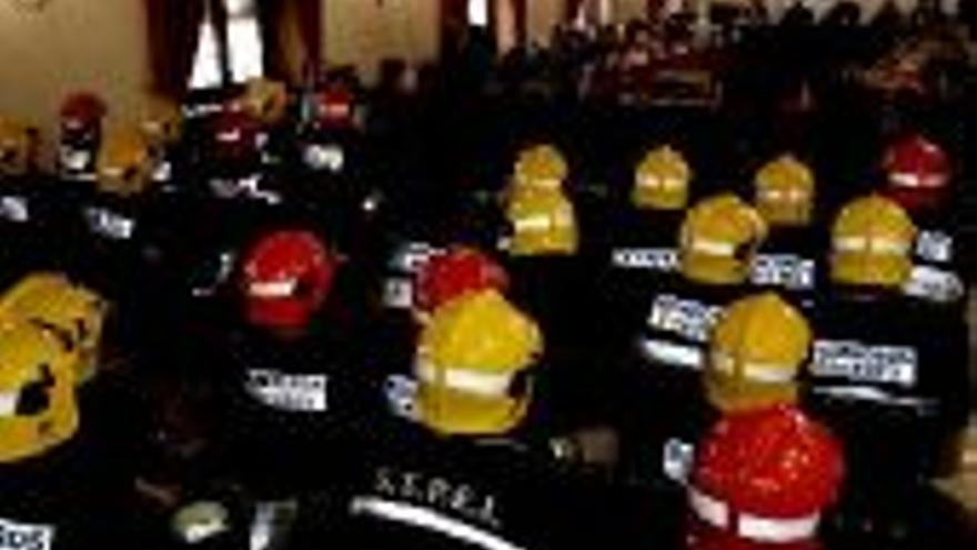 Los bomberos reclaman subida salarial y el pago de horas extras