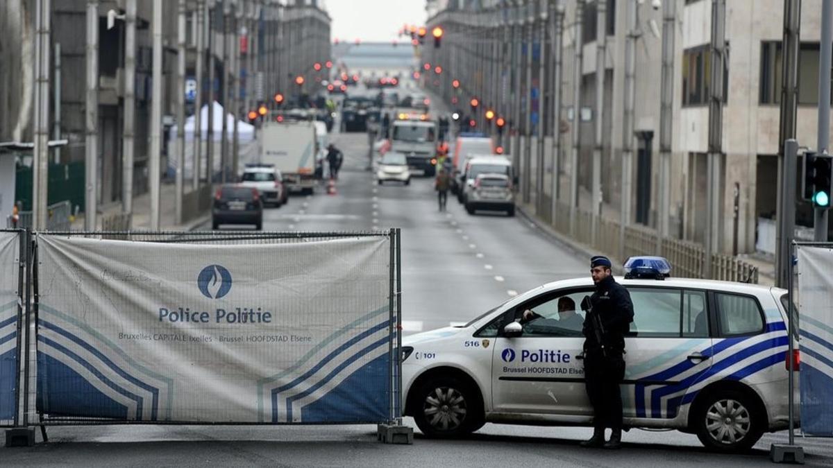 La policía mantiene cortada la calle que conduce al edificio de la Unión Europea, este miércoles en Bruselas.