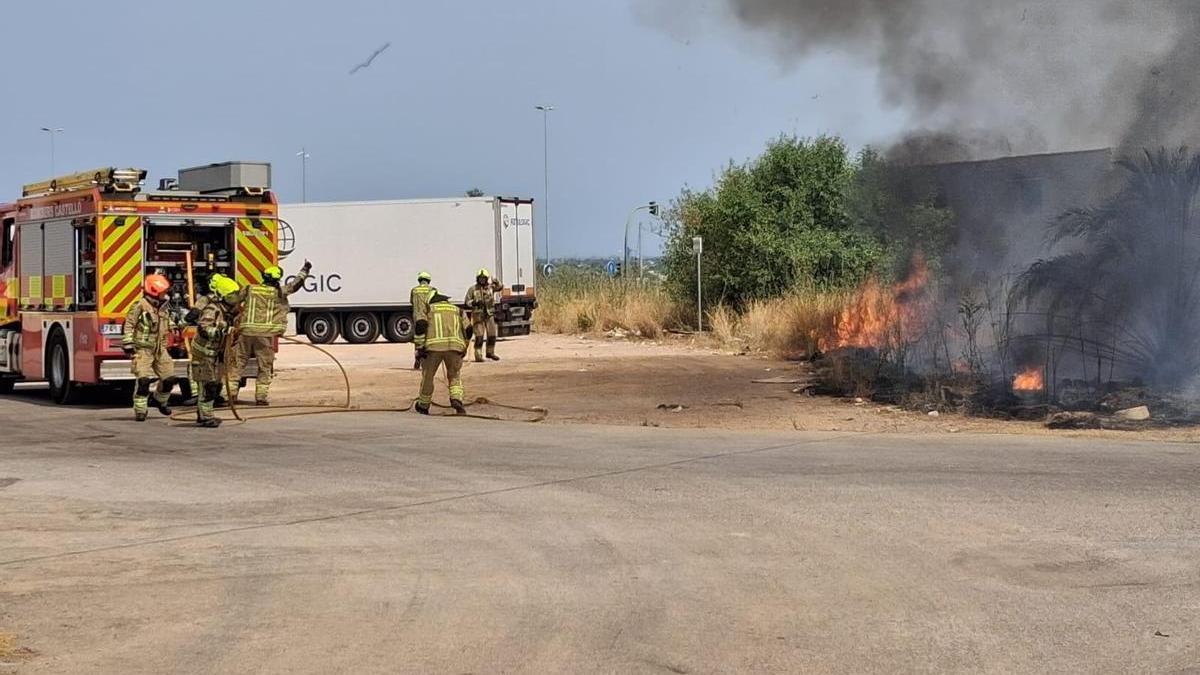 Los Bomberos del Ayuntamiento trabajan en el incendio de este miércoles.
