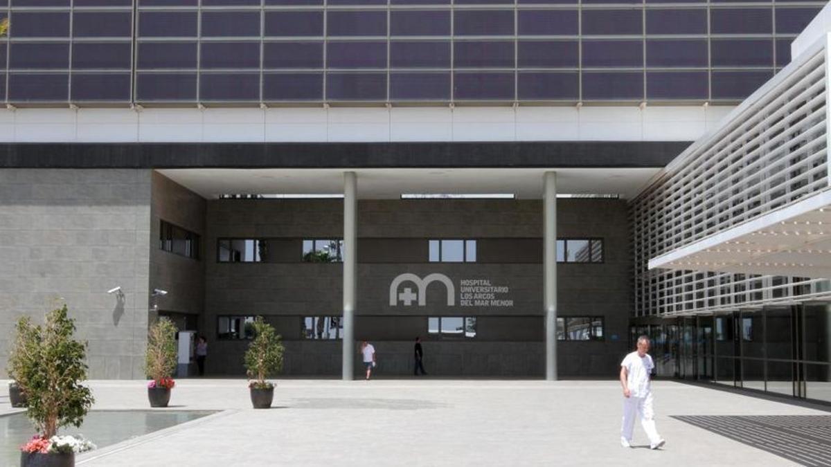 Fachada del hospital Los Arcos, al que fue trasladado el chico tras el apuñalamiento en Sucina.