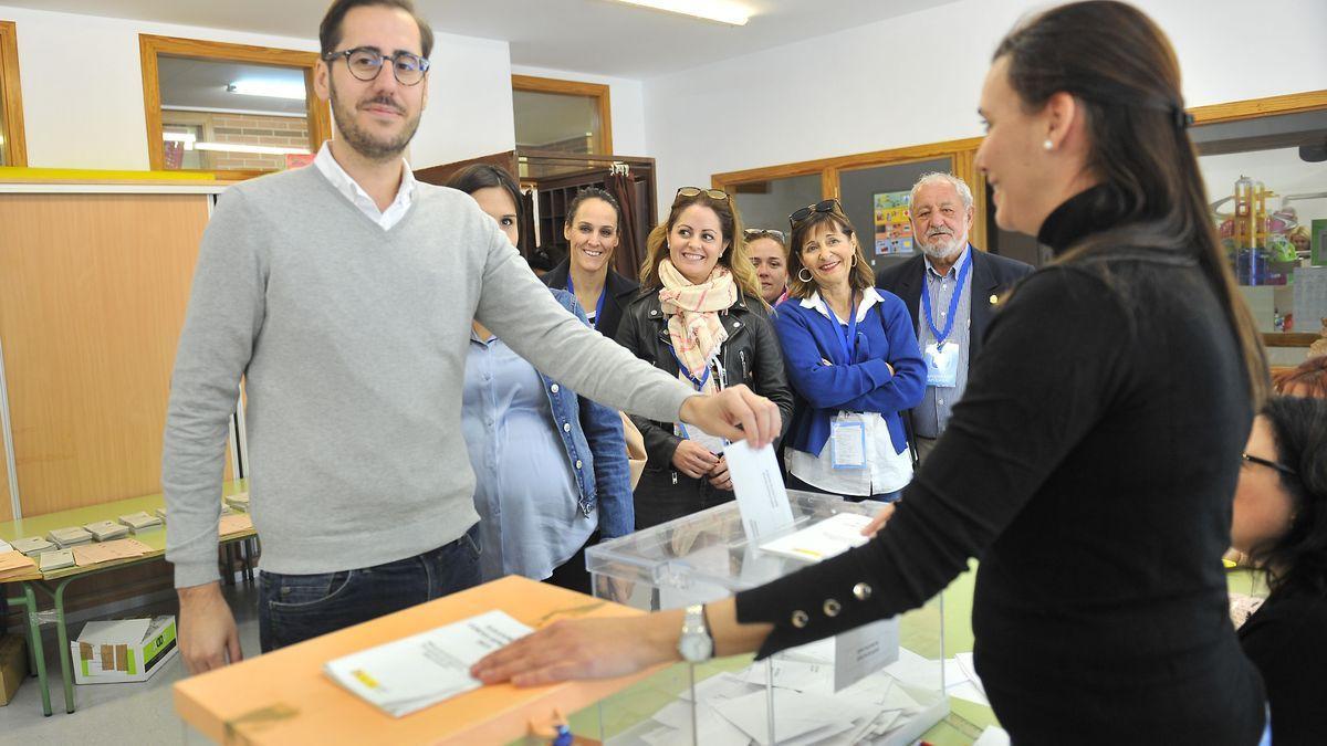 El exconcejal de Elx Sergio Rodríguez durante una votación