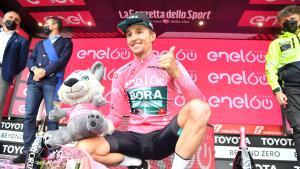 Jai Hindley, en el podio, tras situarse el primero de la general del Giro en la cima de la Marmolada.