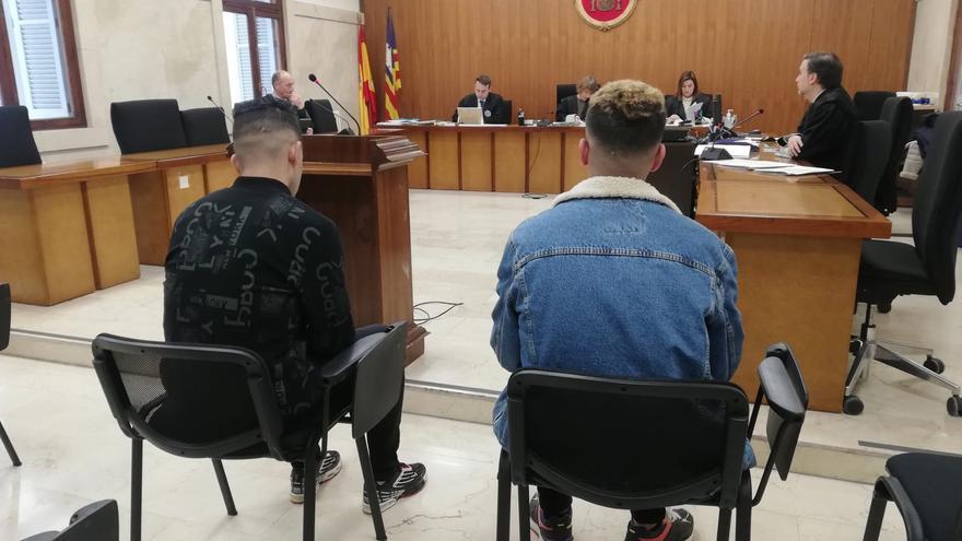 Los dos jóvenes acusados de patronear una patera, sentados para el juicio en la Audiencia Provincial.