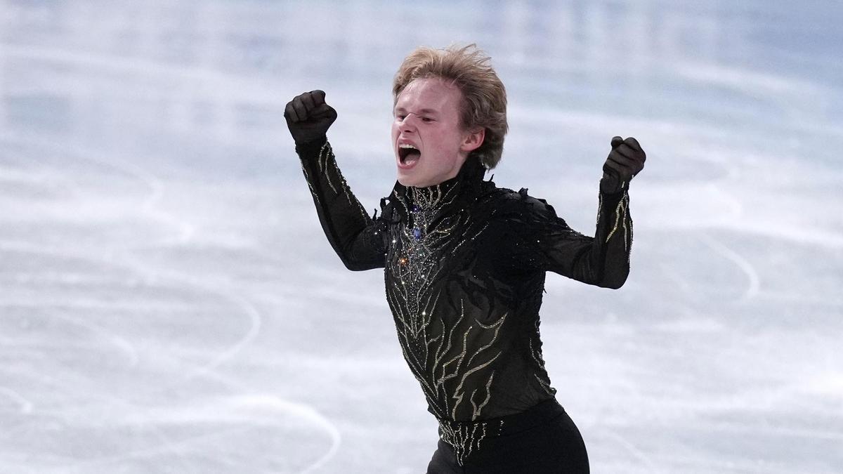 El estadounidense Ilia Malinin celebra su oro en Nagoya (Japón).