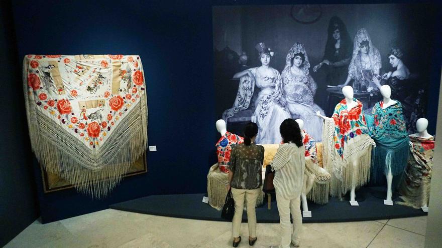El Museo de Málaga acoge una exposición de mantones de Manila de la colección Perraut