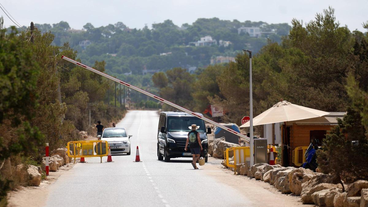 La barrera que delimita el acceso a la playa en Cala Comte.