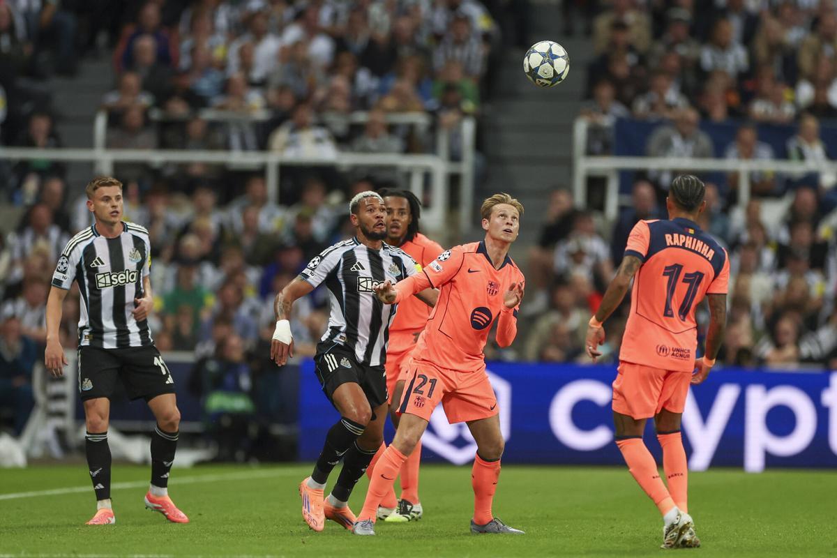 Frenkie de Jong, intentando cazar un balón