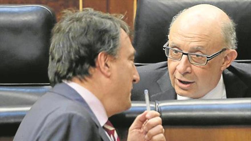 El PNV acude al rescate de la legislatura de Rajoy