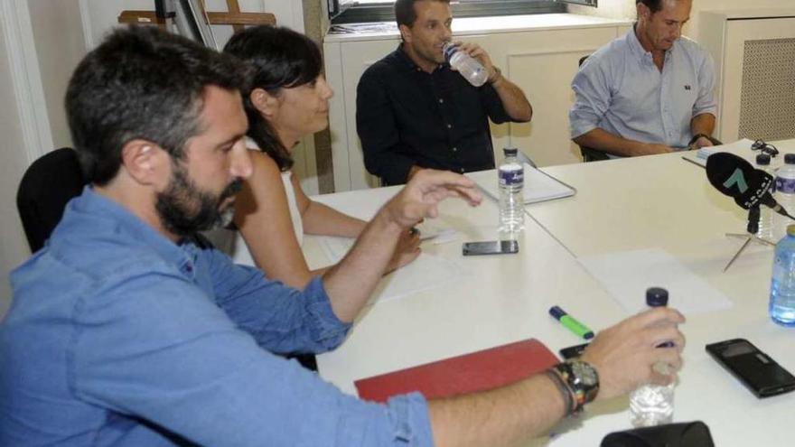 Alberto Varela, Tania García (PSOE), Gaspar González (SM) y Tomás Fole (PP) en el Concello. // Noé Parga