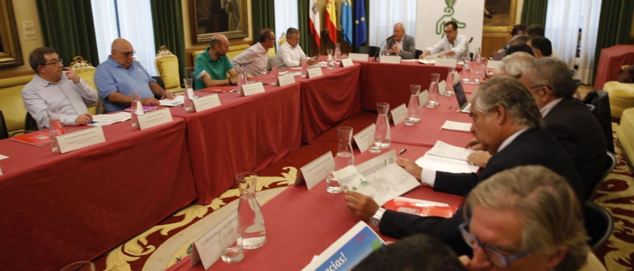 Aurelio Martín, al fondo junto al director general de Movilidad, Cosme García, presidiendo ayer en el salón de recepciones del Ayuntamiento la sesión constituyente del consejo sectorial de movilidad. | Ángel González