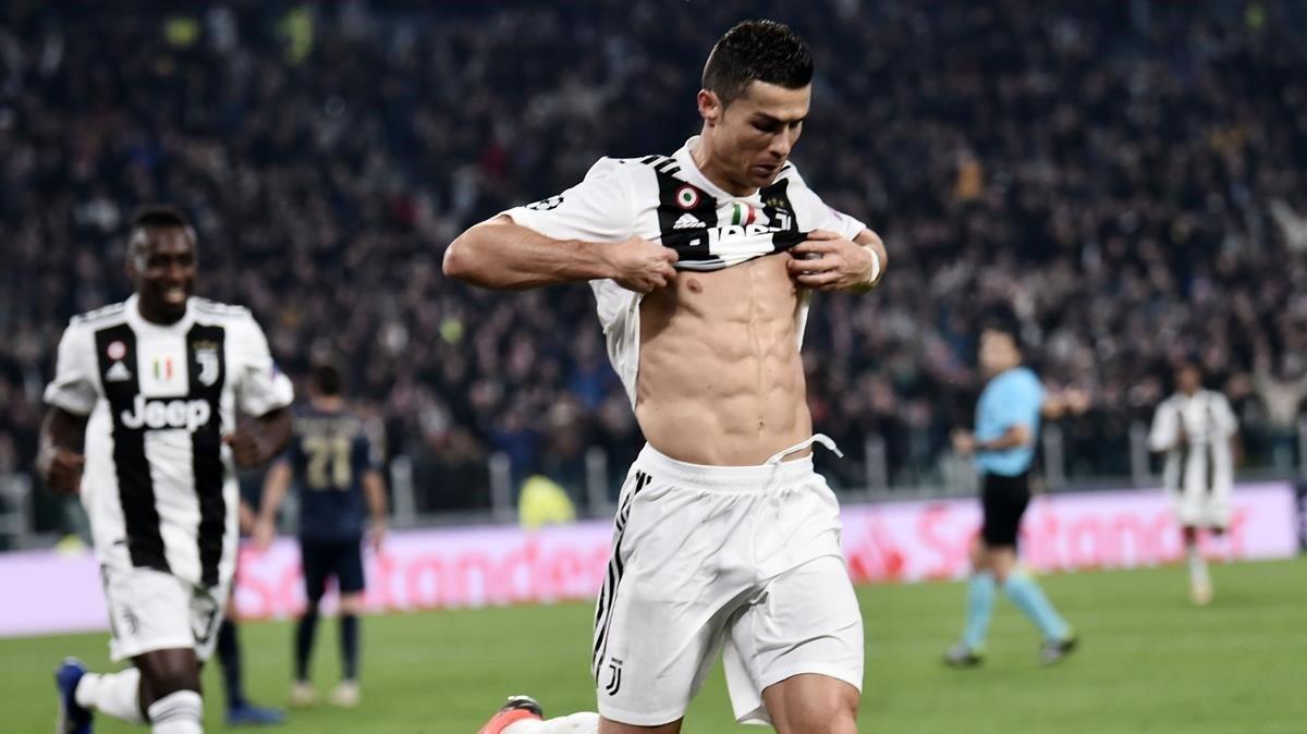 rpaniagua45800227 juventus  portuguese forward cristiano ronaldo shows his six181107223831