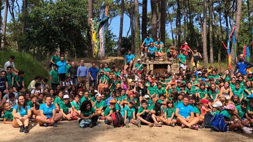 Algunos de los niños participantes en el campamento municipal de verano, durante una visita a la Aldea Grobit de A Toxa. // FdV