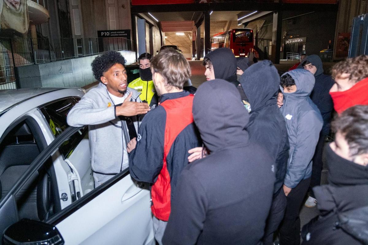 Johan Mojica musste minutenlang auf die Fans einreden.