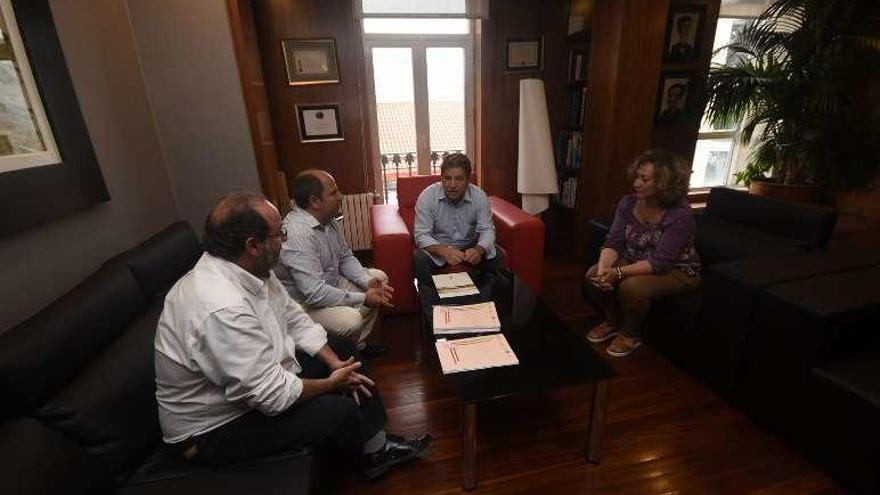 Reunión de ayer del alcalde con la directiva del centro. // Santos Álvarez