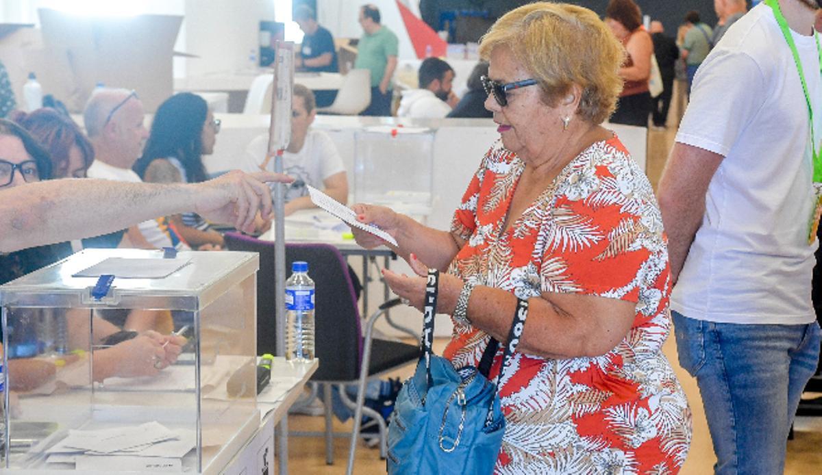 Una ciudadana ejerce su derecho al voto en Gran Canaria.