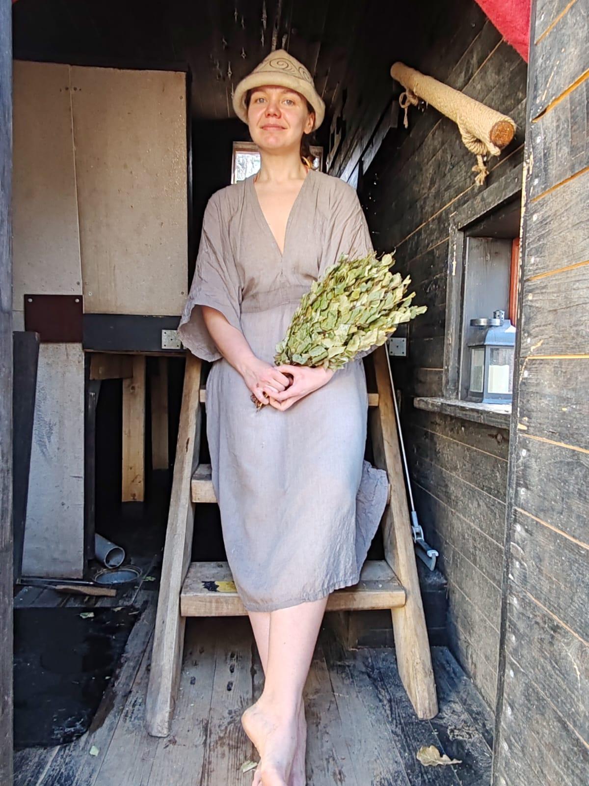 Kata, una de las cuatro maestras de sauna de Tampere que están recuperando la ceremonia tradicional en las saunas más típicas
