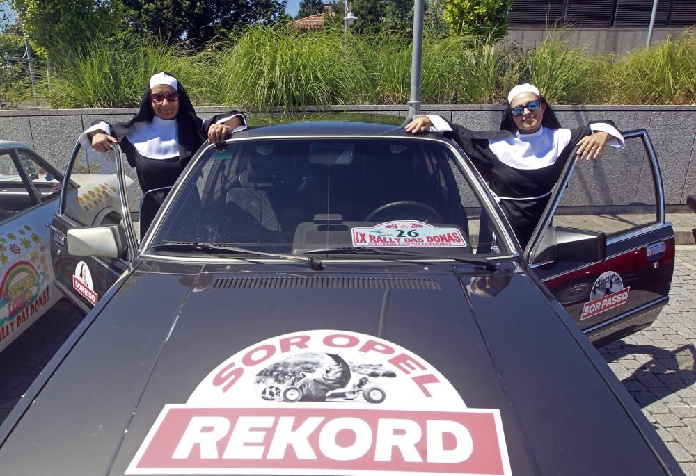 Casi 70 mujeres se pusieron hoy al volante de 34 coches clásicos en Vigo para participar en el Rally das Donas, una prueba de regularidad de 122 kilómetros entre Vigo y Sabarís