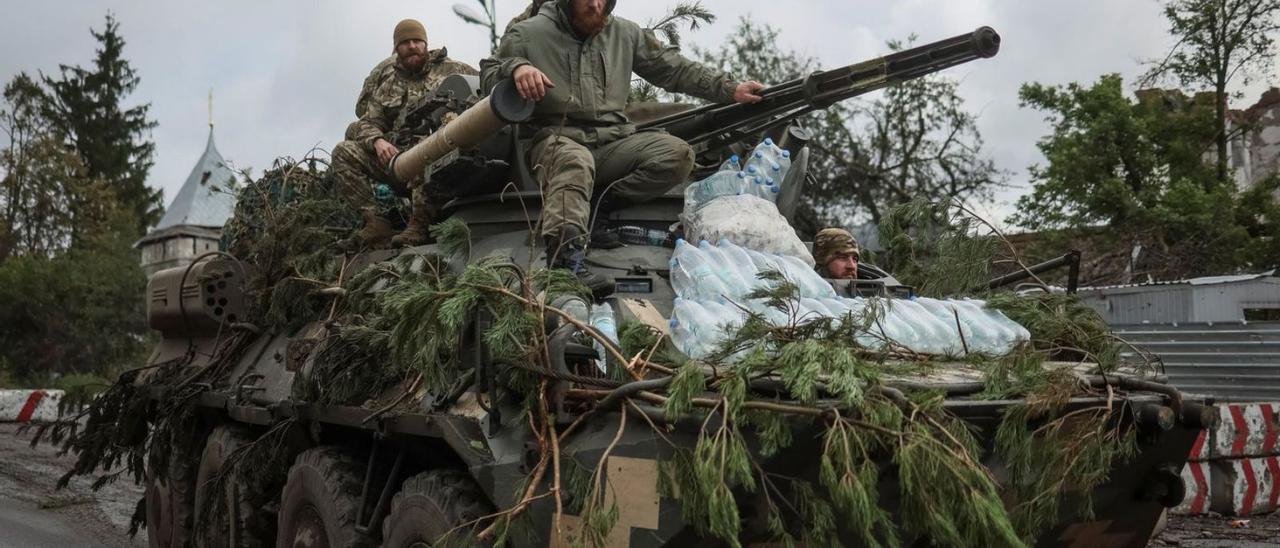 Soldats ucraïnesos patrullant ahir en un tanc a Dolina. | REUTERS