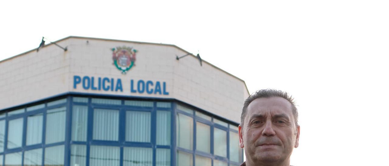 Fermín Bonet junto a la sede de la Policía Local de Petrer.