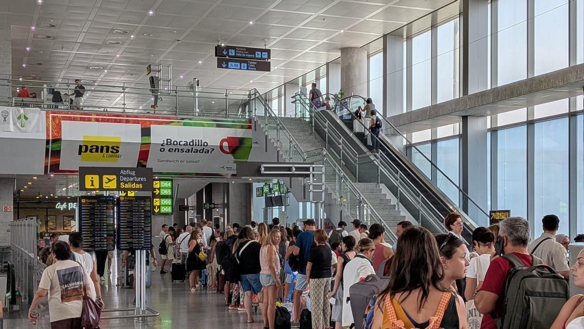 Pasajeros del vuelo Málaga-Asturias, en el aeropuerto andaluz