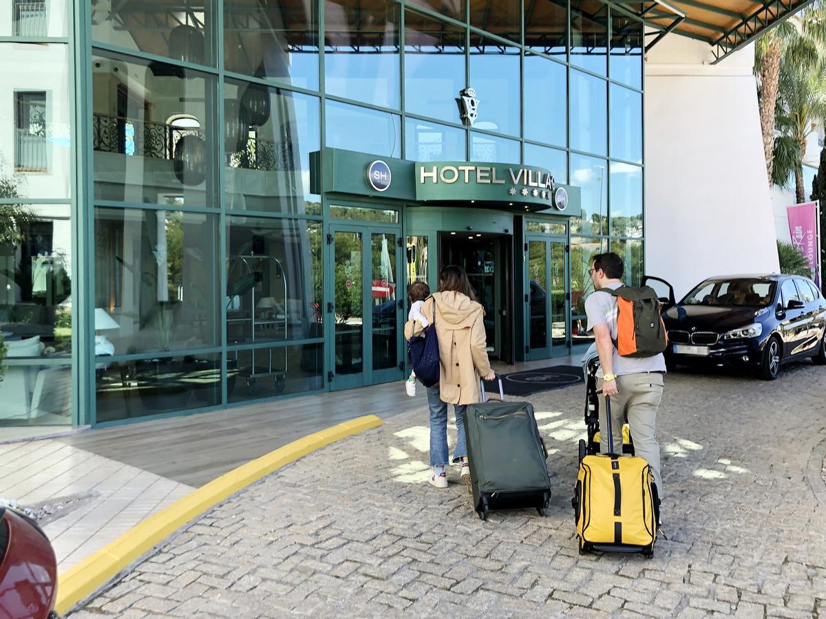 Turistas entrando en un hotel de Altea, este miércoles.