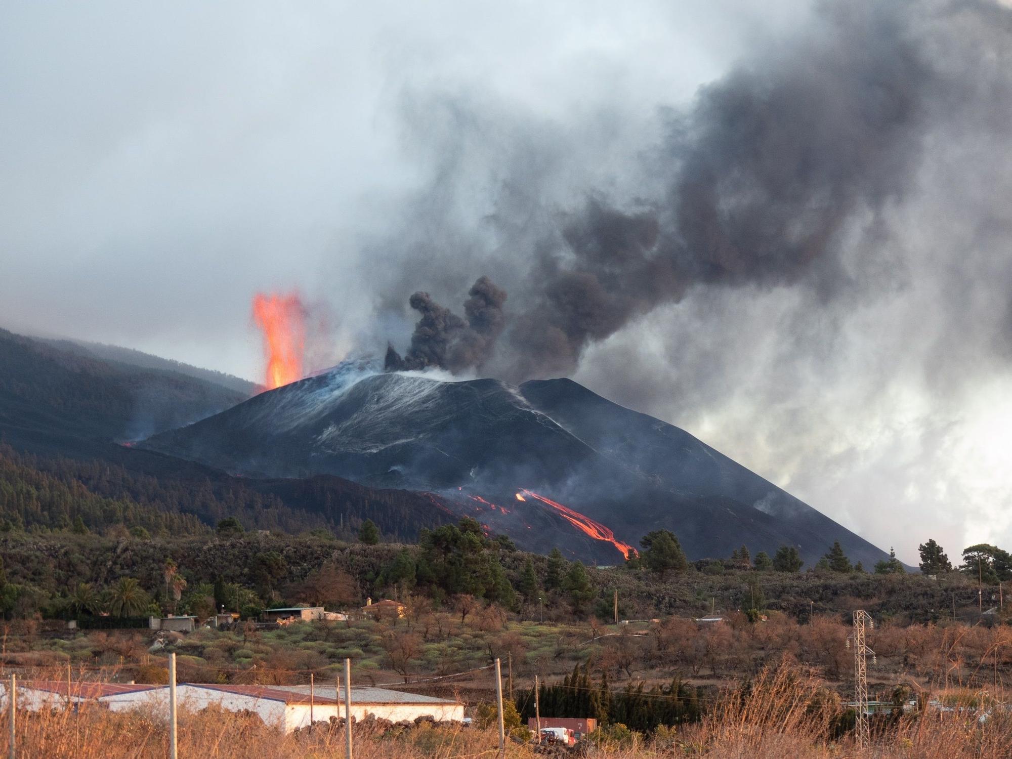 El volcán de La Palma continúa con su actividad explosiva