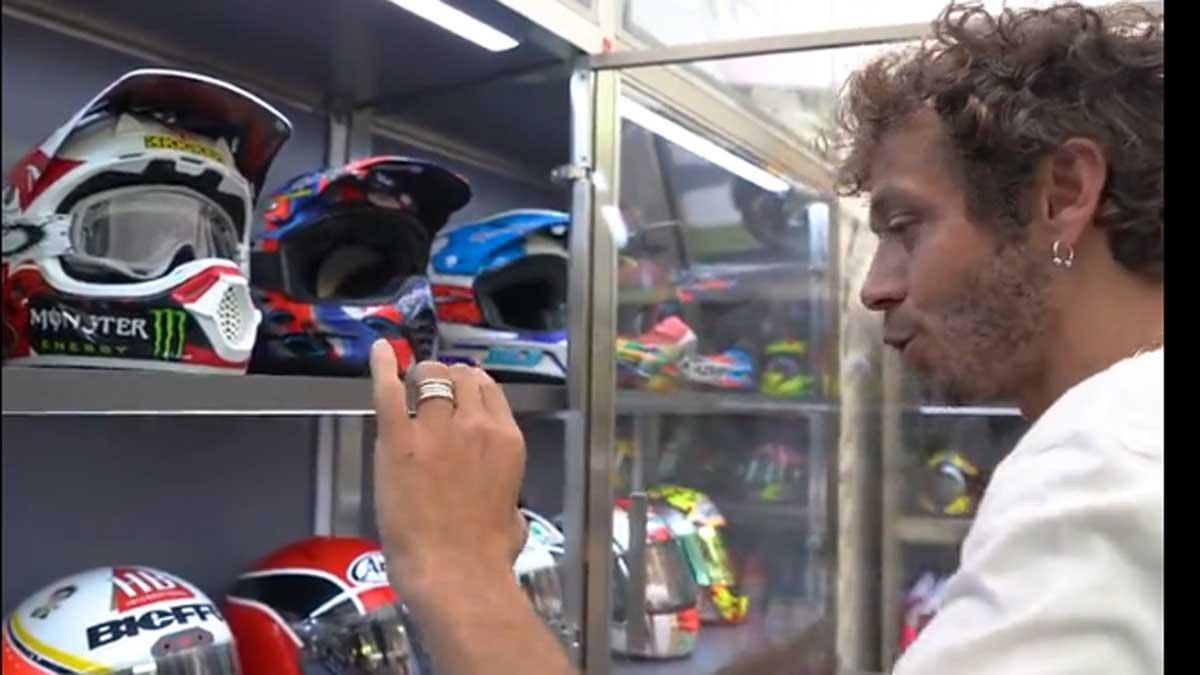 Valentino, en el vídeo que ha grabado en su casa de Tavullia para mostrar su colección de cascos
