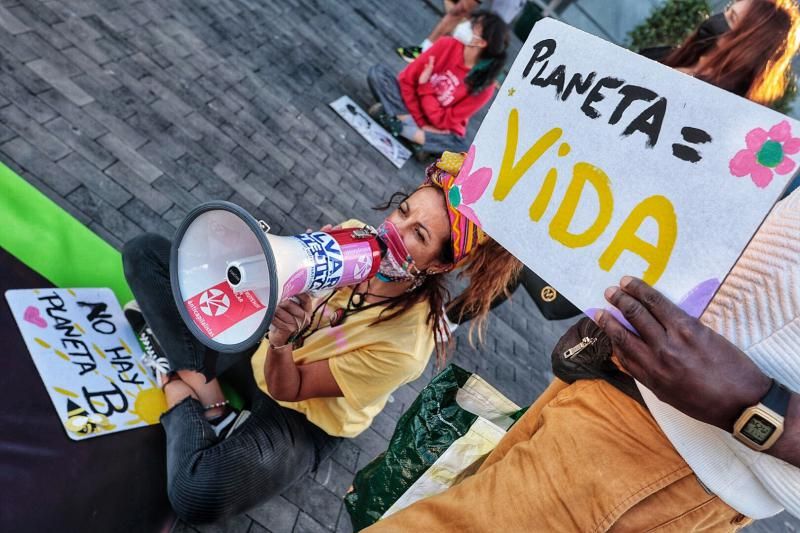 Concentración de Juventud por el Clima frente al Cabildo de Tenerife