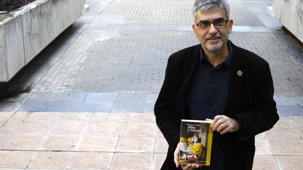 Antonio Tausiet, en Zaragoza, con el ejemplar de &#039;Alain y Valcour&#039;.