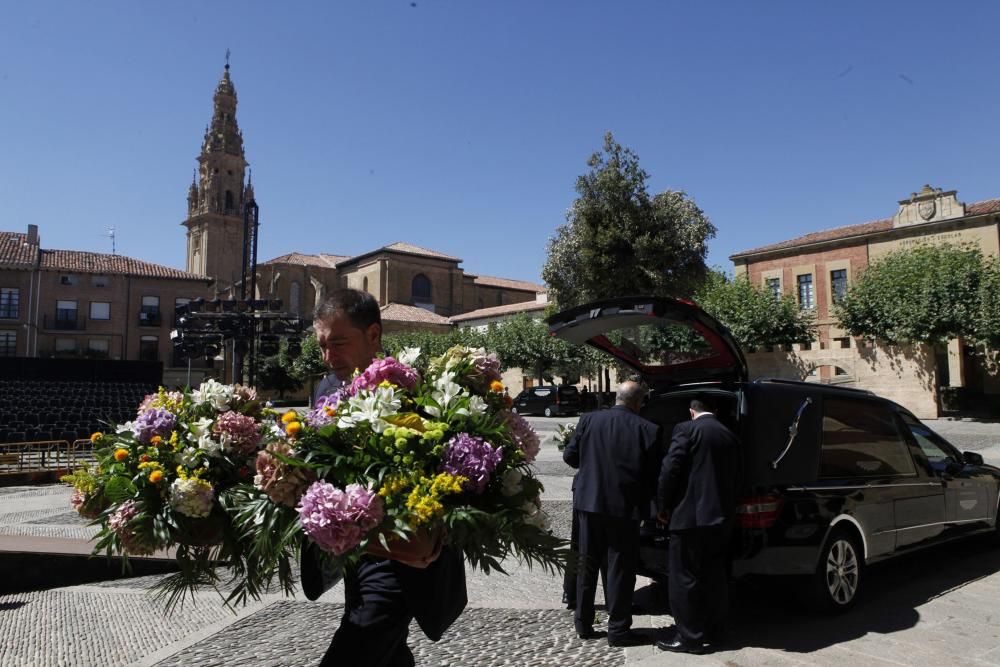 Cientos de personas despiden a Gustavo Bueno en su ciudad natal, Santo Domingo de la Calzada, en La Rioja