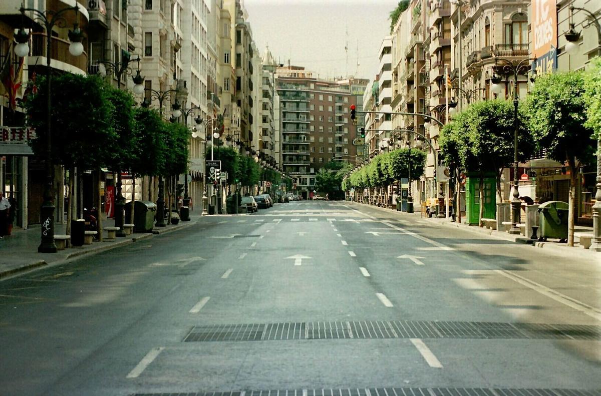 Calle Colón a finales del pasado siglo, por y para los vehículos a motor